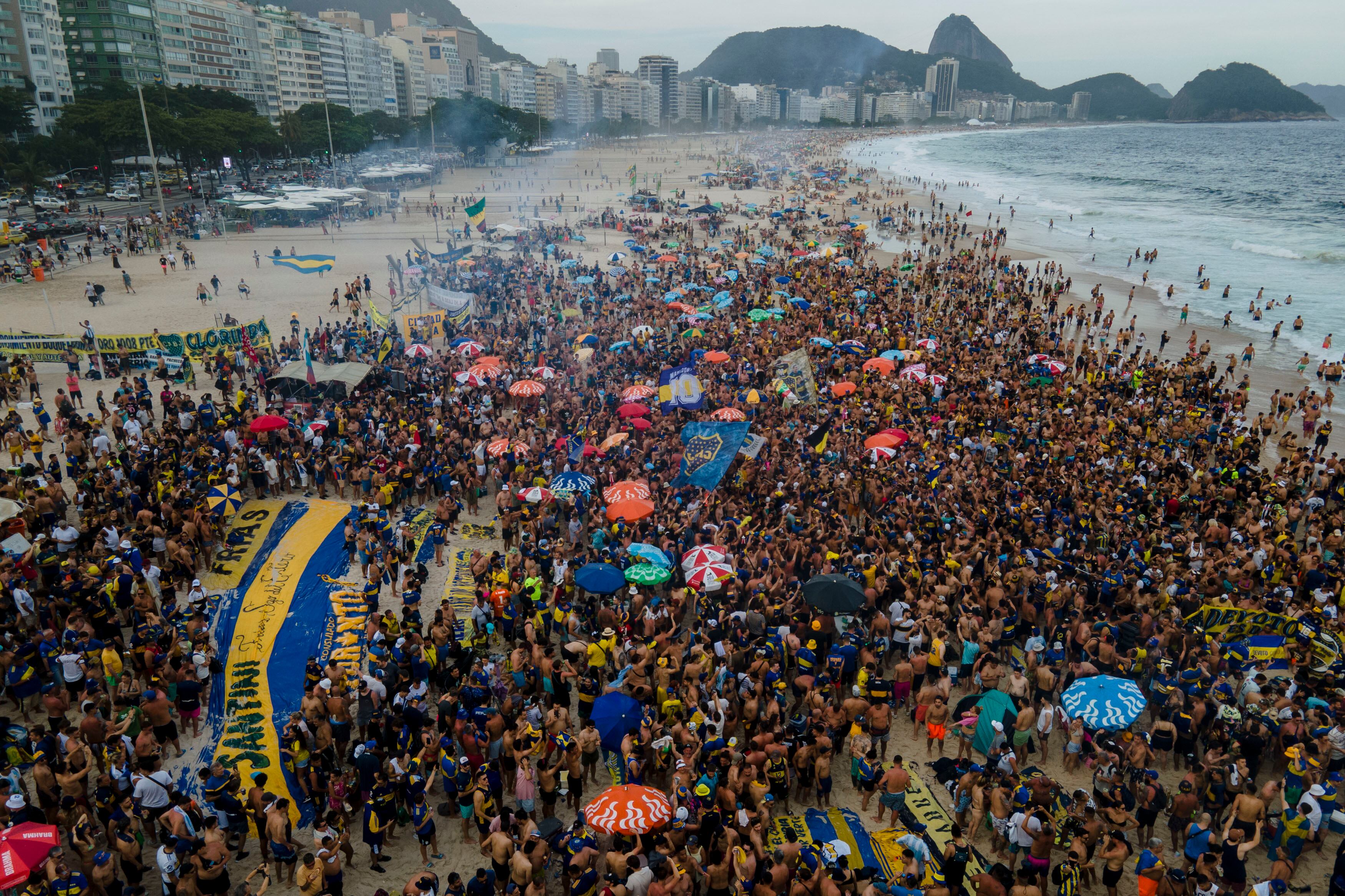 Una turba arrasó la playa de Copacabana, haciendo que cientos de personas huyeran de la conmoción, algunas con caipirinhas en las manos y ropa reunida apresuradamente.