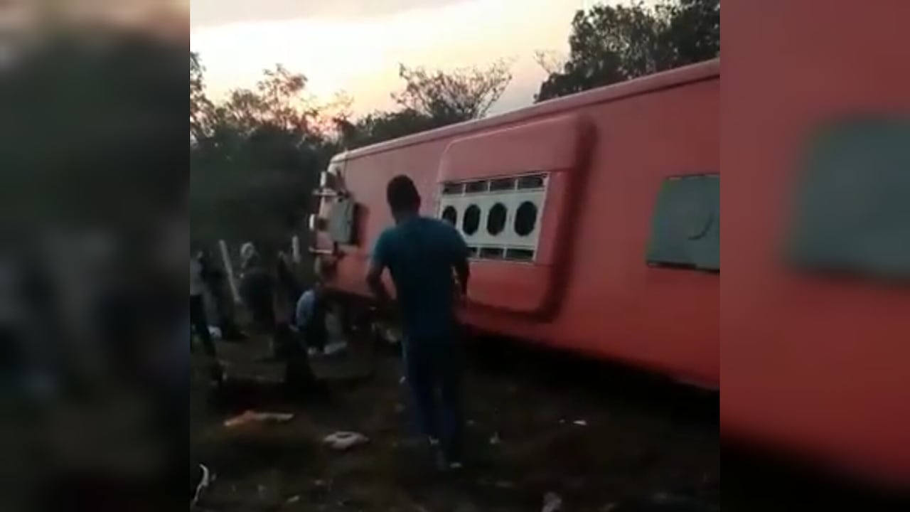 Al parecer el conductor del bus perdió el control de mismo y se volcó