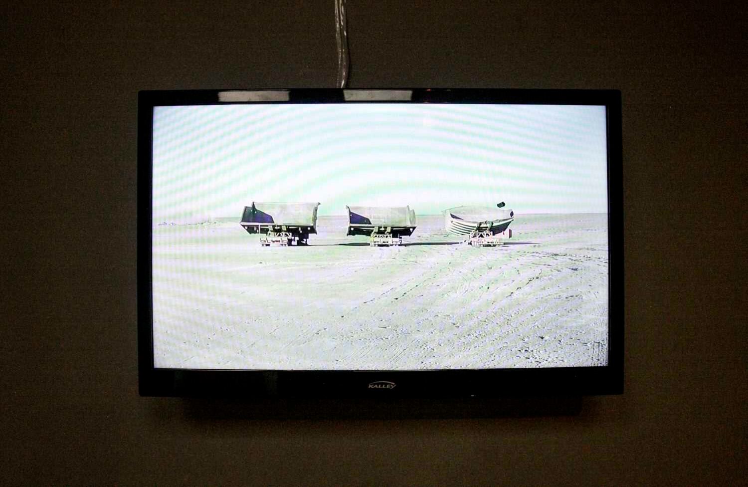  ‘Planta de acopio’ de Gonzalo Cueto (Chile) / Rueda conoció a Cueto en la Patagonia, cuenta que ingresaron a un campo de extracción donde estaba prohibida la entrada y Gonzalo puso la cámara a grabar, “duramos seis minutos hasta que llegó una camioneta de seguridad privada y nos pidió que nos fuéramos. Gonzalo encontró que había una comunidad mapuche que estaba haciendo resistencia a la presencia de esta compañía”. 