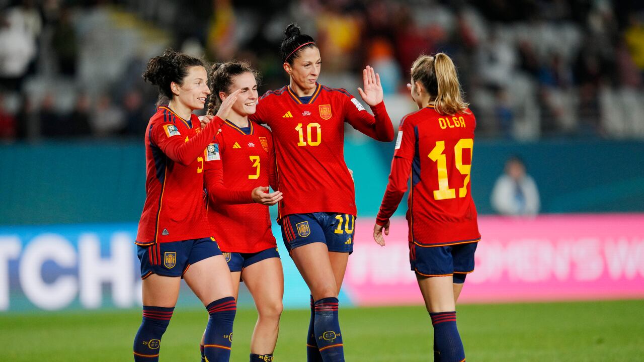 Las españolas Ivana Andrés, Teresa Abelleira, Jennifer Hermoso y Olga Carmona, de izquierda a derecha, celebran al final del partido de fútbol del Grupo C de la Copa Mundial Femenina entre España y Zambia en Eden Park en Auckland, Nueva Zelanda, el miércoles 26 de julio de 2023. España ganó 5-0. (Foto AP/Abbie Parr)