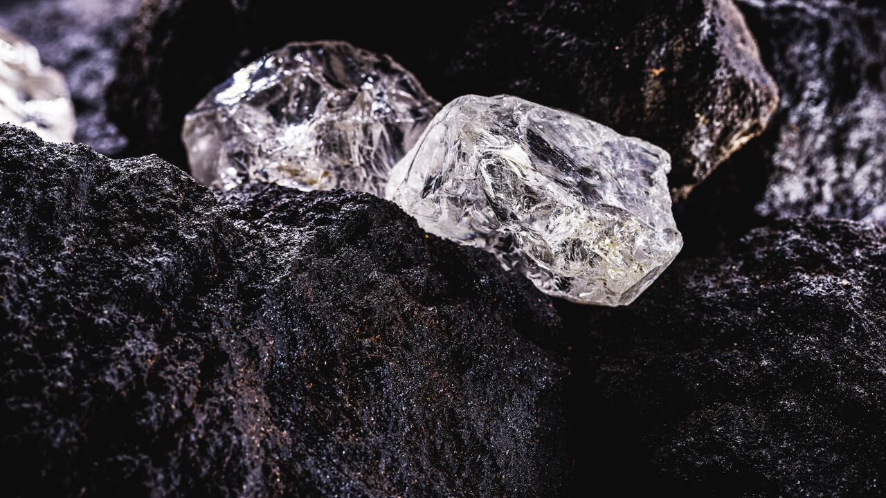 Diamante en bruto, piedra preciosa en minas. Concepto de minería y extracción de minerales raros.
