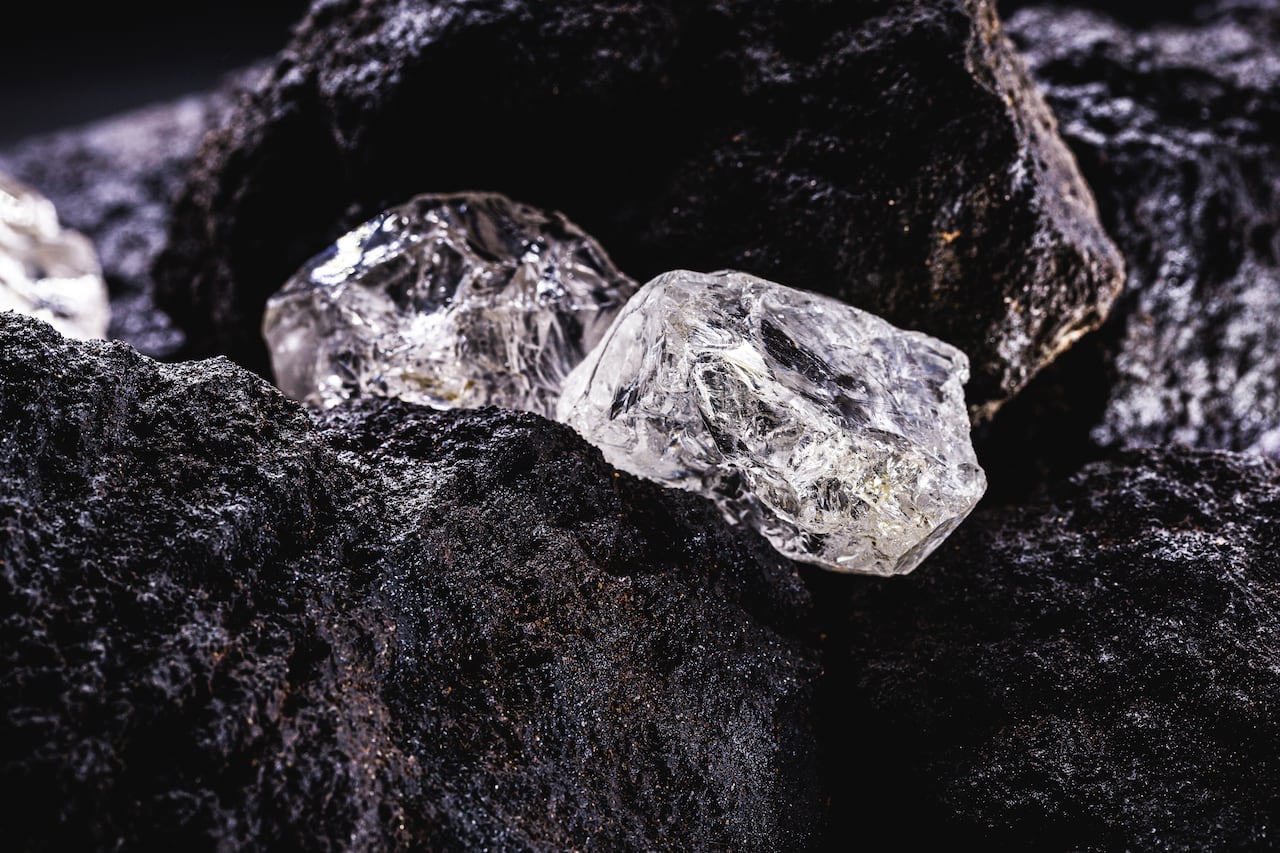Diamante en bruto, piedra preciosa en minas. Concepto de minería y extracción de minerales raros.