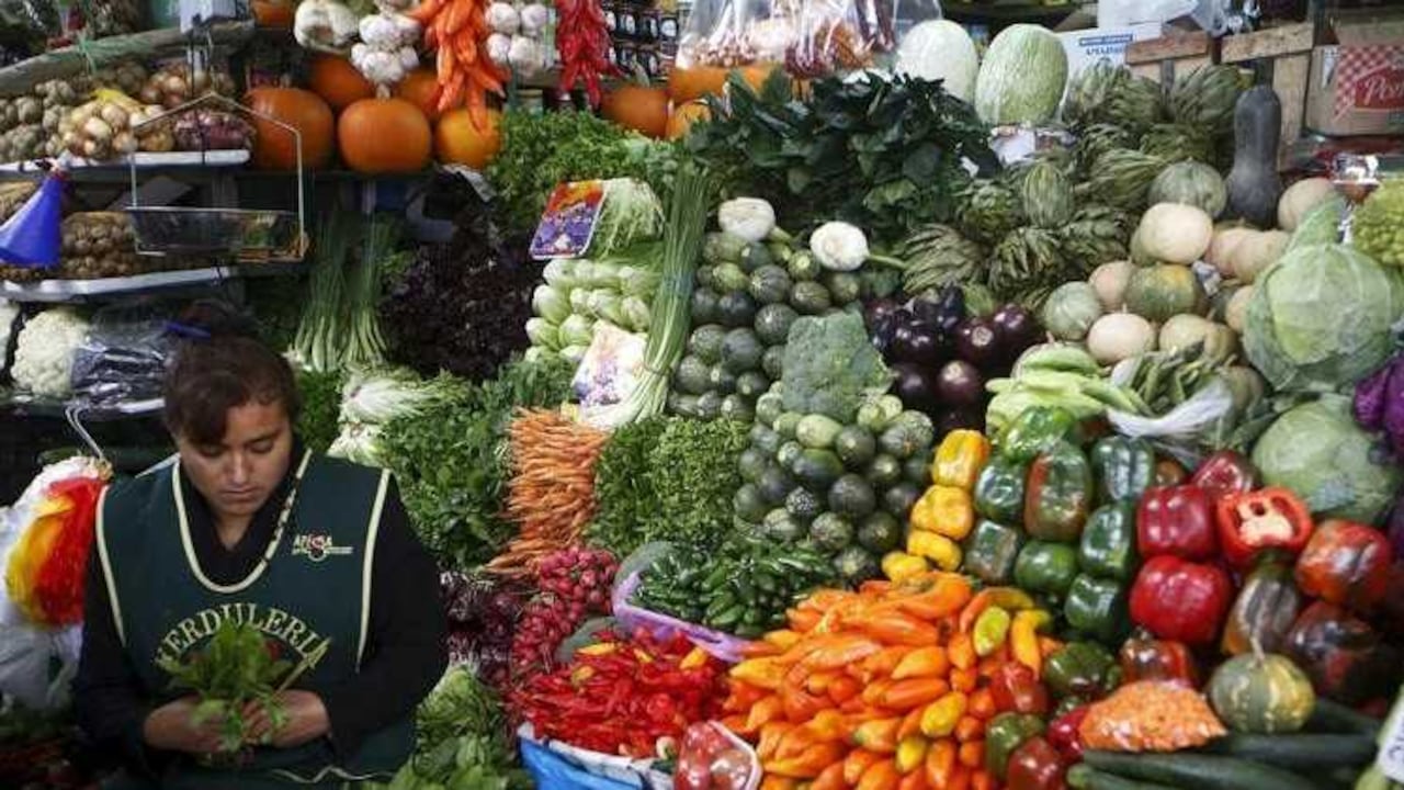 Venta de alimentos en Perú. Foto: Reuters