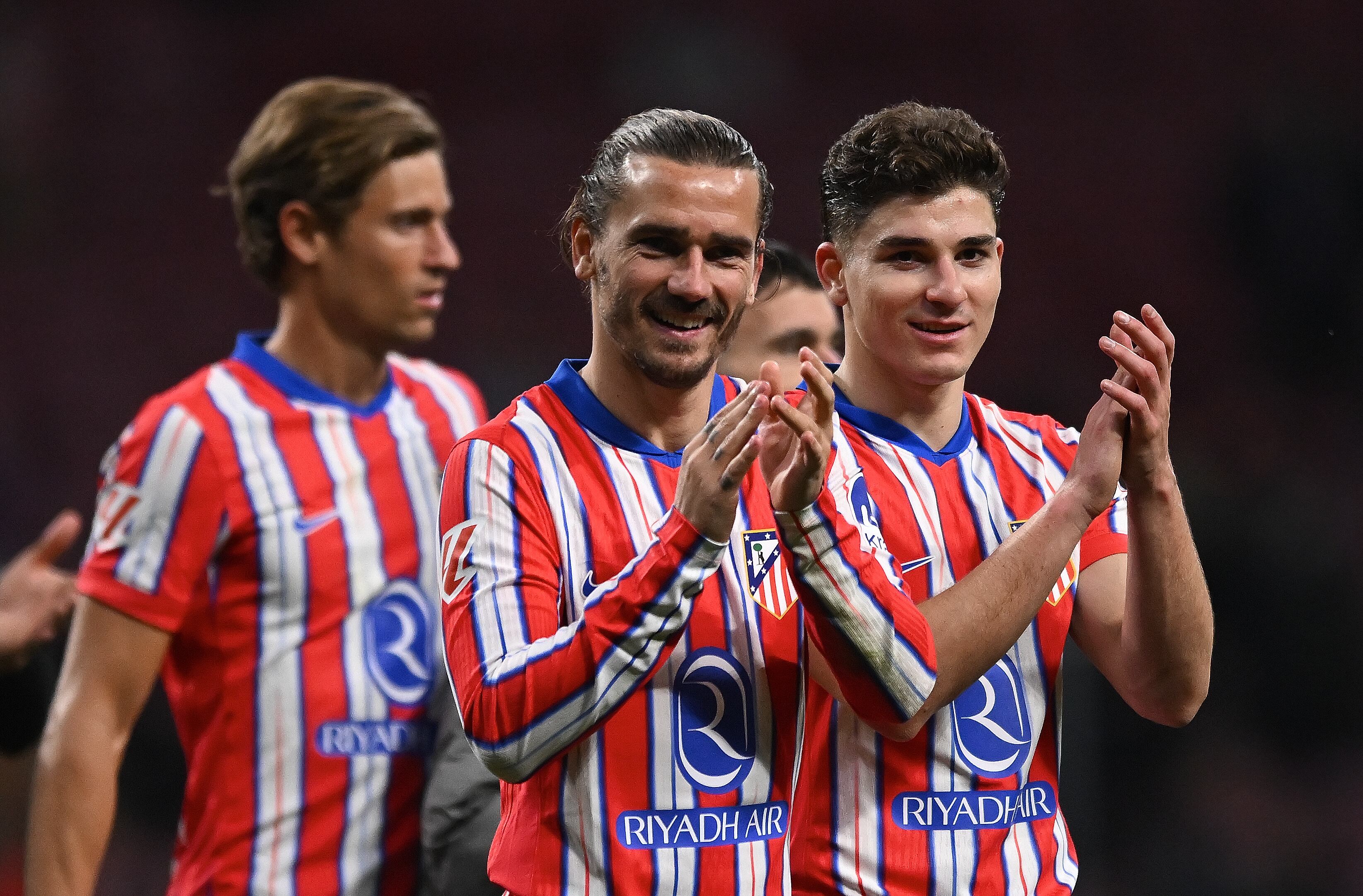 Antoine Griezmann del Atlético de Madrid y su compañero Julián Álvarez aplauden a los aficionados en el pitido final durante el partido de La Liga EA Sports entre el Atlético de Madrid y el RC Celta de Vigo en el Riad Air Metropolitano el 15 de febrero de 2025 en Madrid, España.