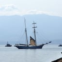 Un barco de la Guardia Costera con botes de bomberos italianos y un helicóptero de los bomberos italianos buscando a seis pasajeros desaparecidos después de recuperar a una víctima debido al hundimiento de un velero frente a la costa de Porticello, al noroeste de la isla de Sicilia, el 19 de agosto de 2024. Foto de Alessandro FUCARINI / AFP)