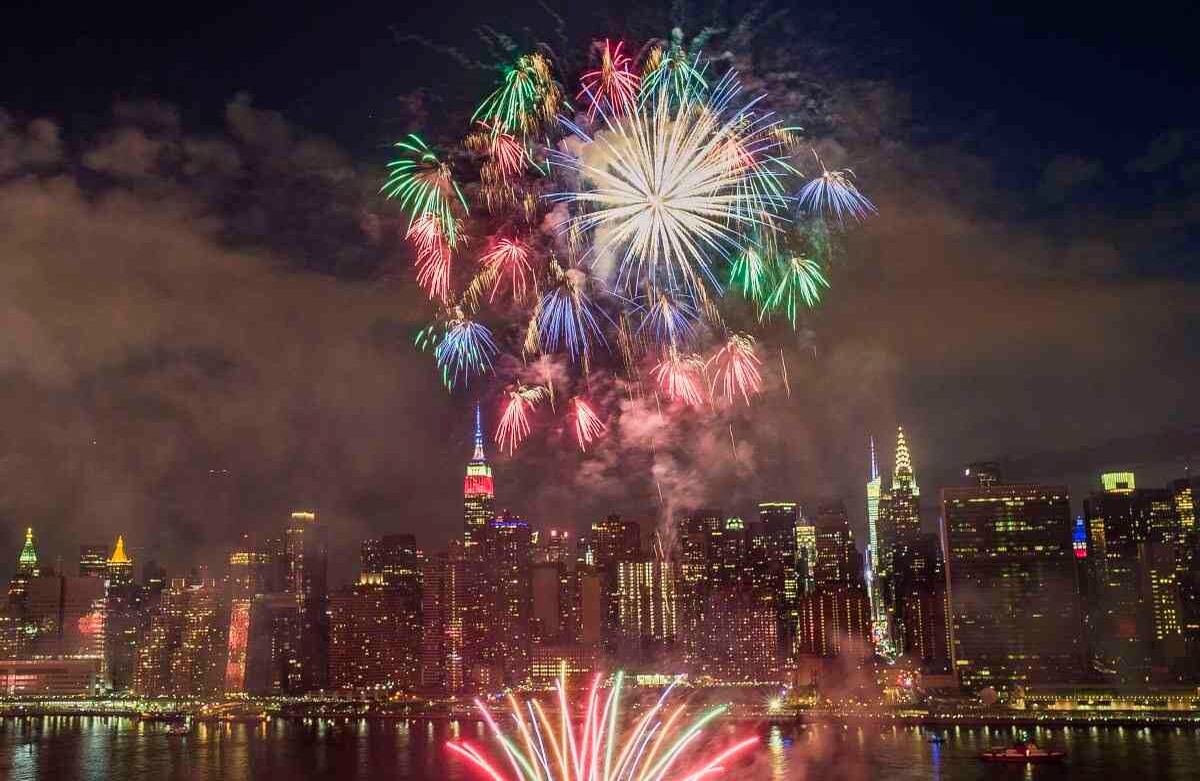Con el horizonte de la ciudad de Nueva York en el fondo, los fuegos artificiales estallan durante una demostración del Día de la Independencia sobre el East River en Nueva York. (Foto AP / Andrés Kudacki)