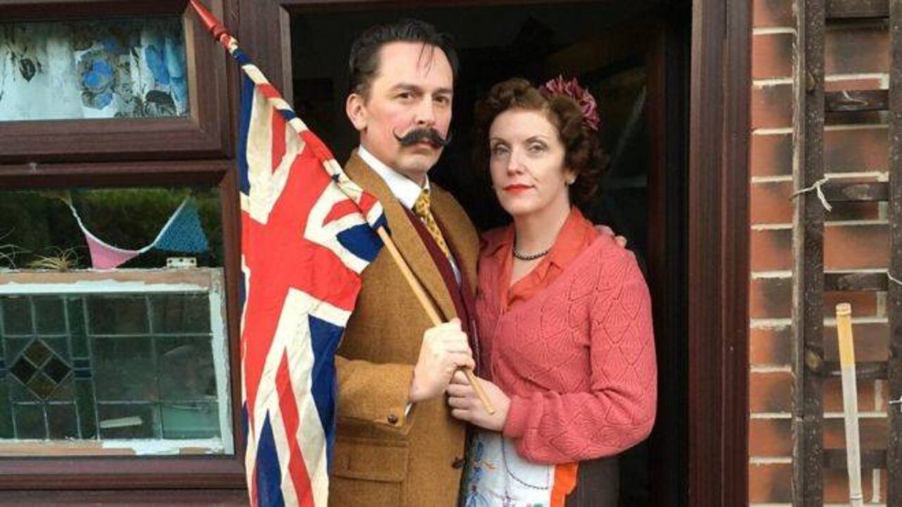 Dean Turner y Lynda Easton visten como si estuvieran en los años 40.