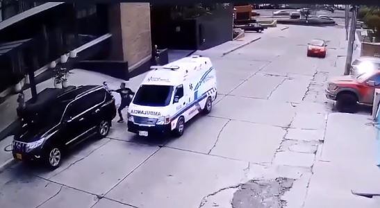 Los delincuentes llegaron en una ambulancia y amenazaron con armas al empresario