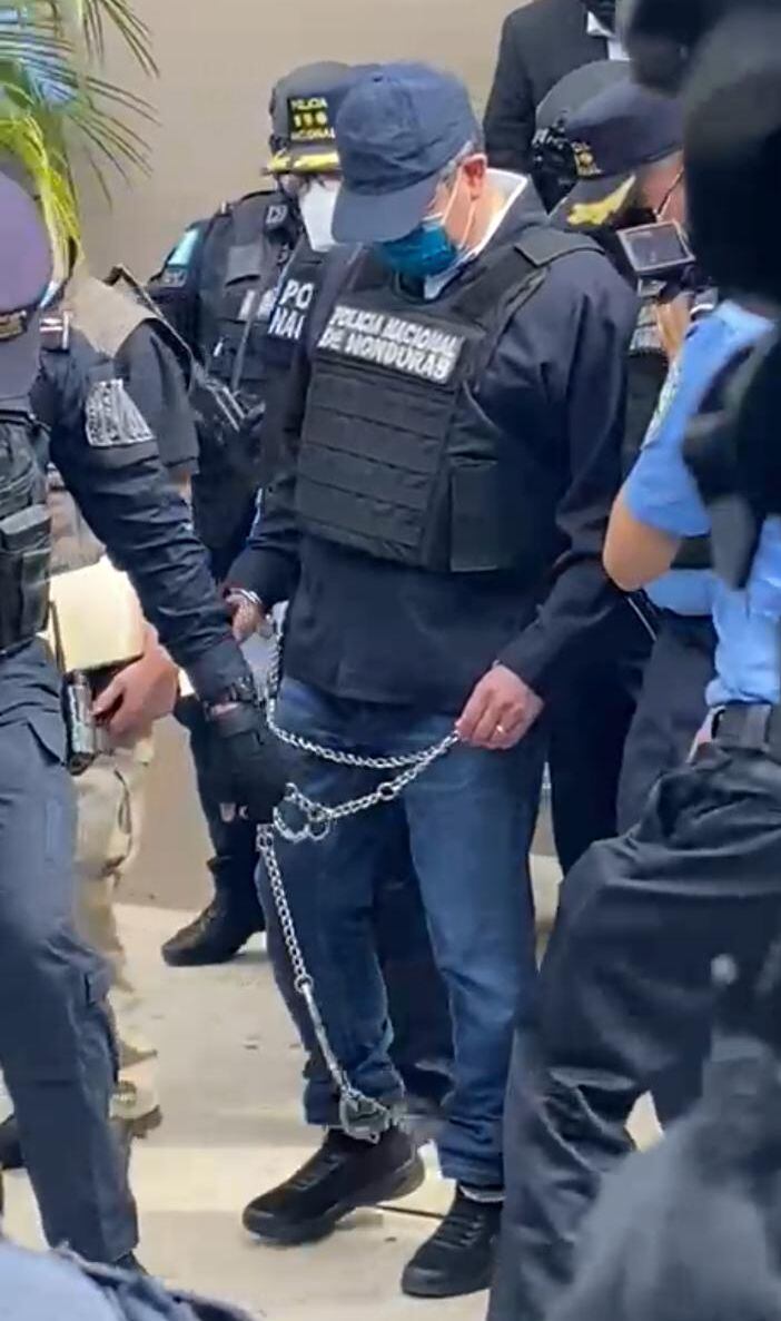 Esposado de pies y manos salió de su casa Juan Orlando Hernández