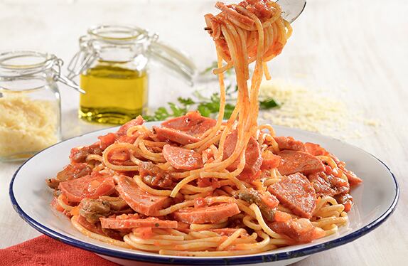 Pasta larga con cerveroni de Zenú.