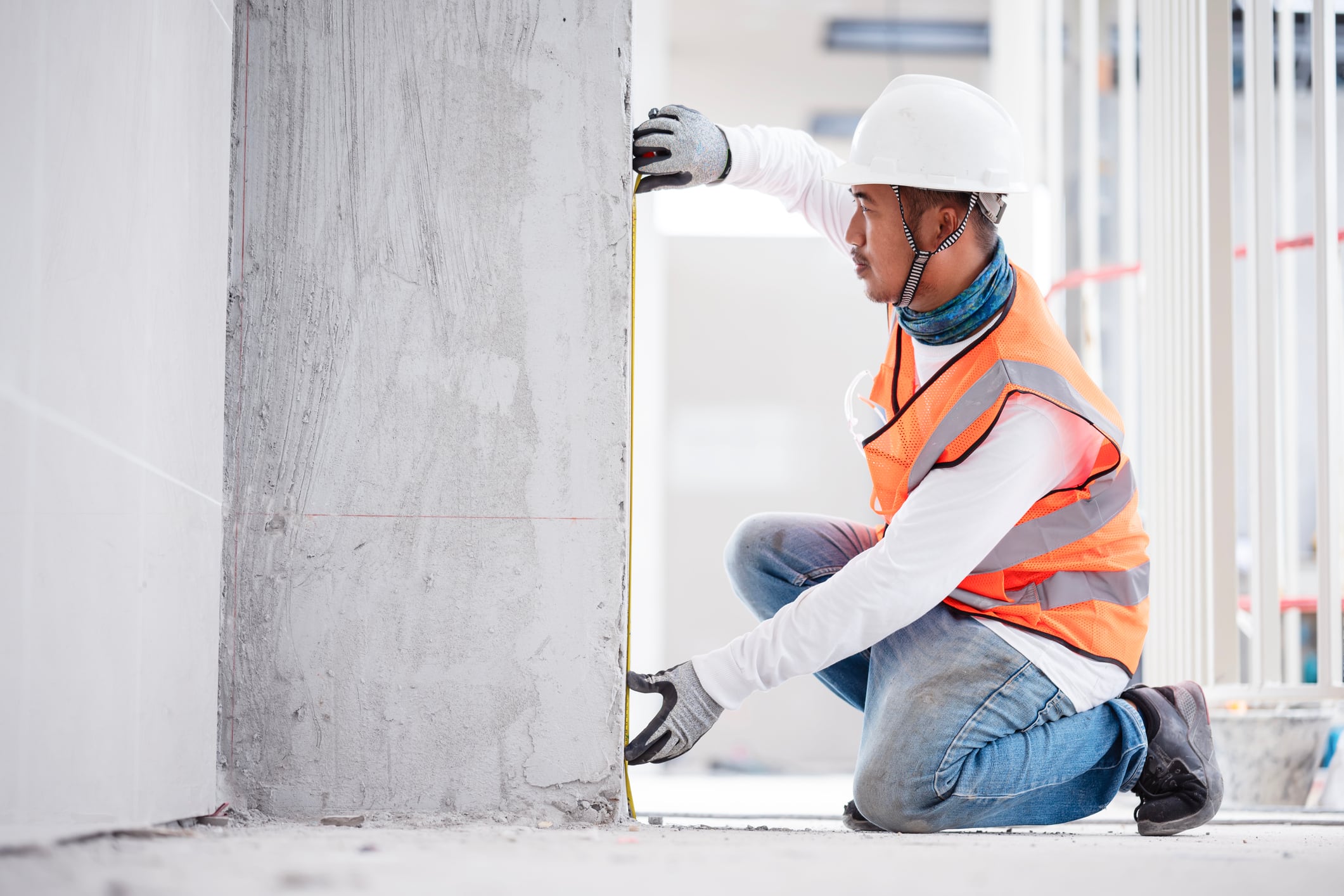 Los diamantes de la cinta métrica indican dónde deben ir los soportes verticales de una construcción.