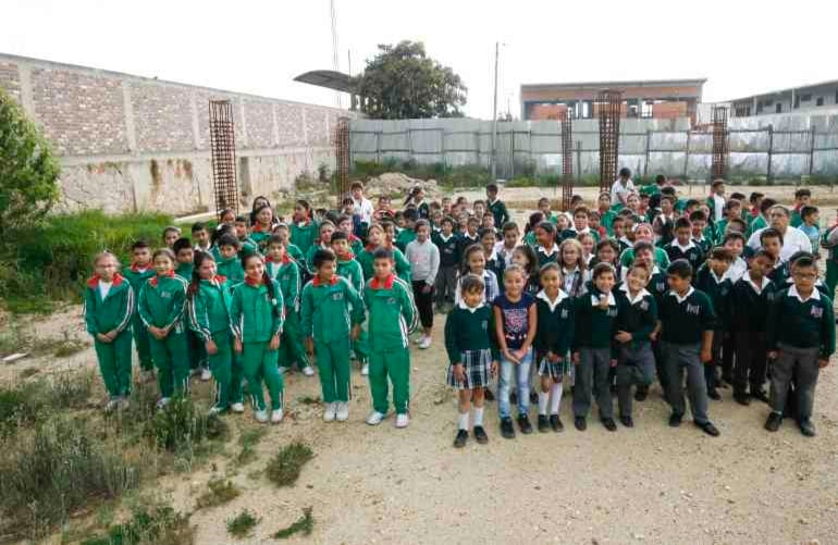 Para recibir clases, los niños de Paipa han tenido que estudiar en condiciones indignas. 