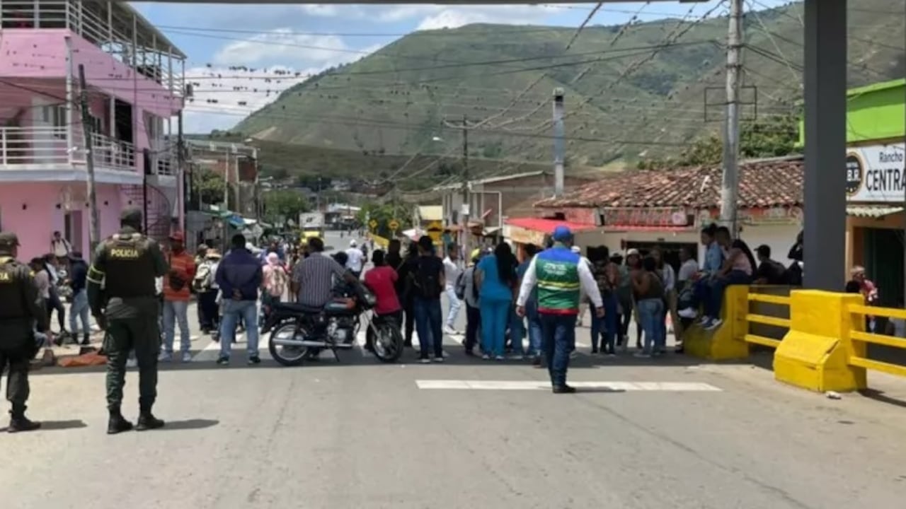 La protesta se produce porque, dentro de su trazado, atravesaría las comunidades campesinas de La Esmeralda, El Rosal, Los Alpes, Santa María y Providencia; además de los resguardos indígenas Yu'Zxickwe y Sat Kiwe.