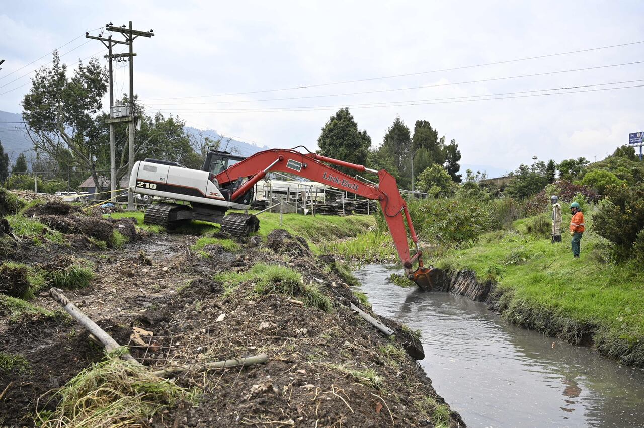 Obras en la Autopista Norte, de Bogotá, a la altura de la calle 222, para recuperar la movilidad luego de las inundaciones, el 12 de marzo de 2025