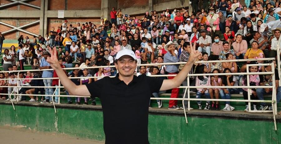Víctor Manuel Camacho, alcalde de Barbosa, durante una entrega de ayudas en su municipio