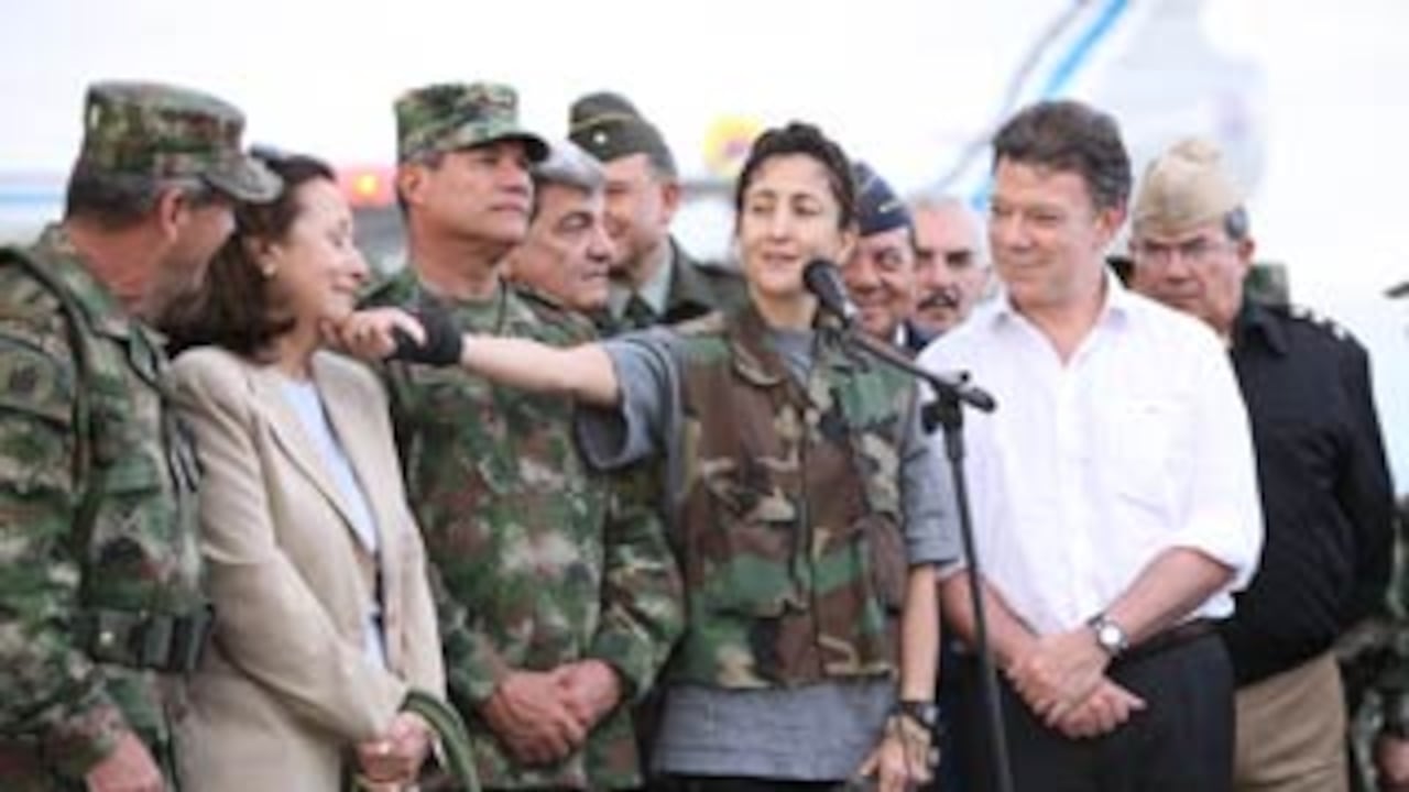 El general Mario Montoya, Yolanda Pulecio, el general Freddy Padilla de León, Luis Eladio Pérez, el general Óscar Naranjo , Ingrid Betancourt y el ministro de defensa Juan Manuel Santos