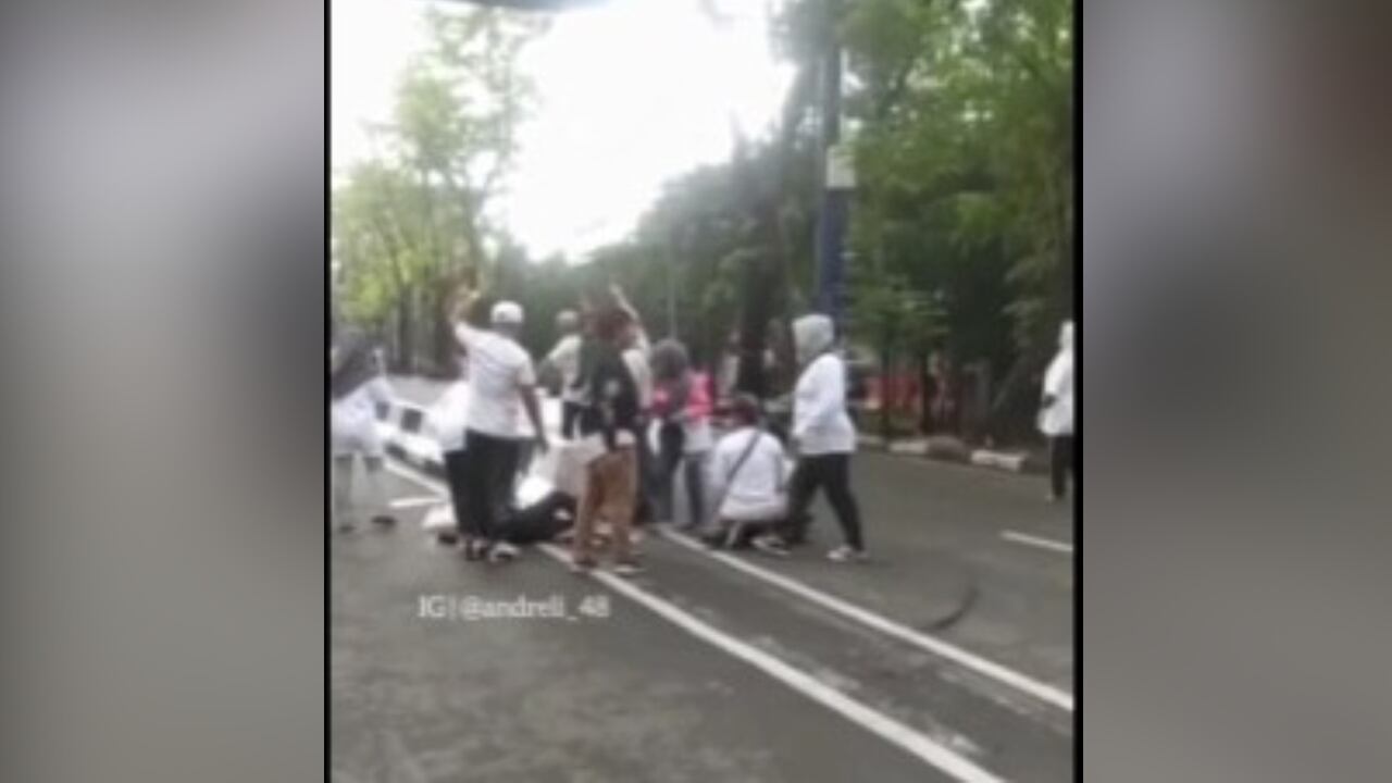 Una mujer murió tragicamente en Indonesia mientras participaba de un 8juego de tira y afloja.