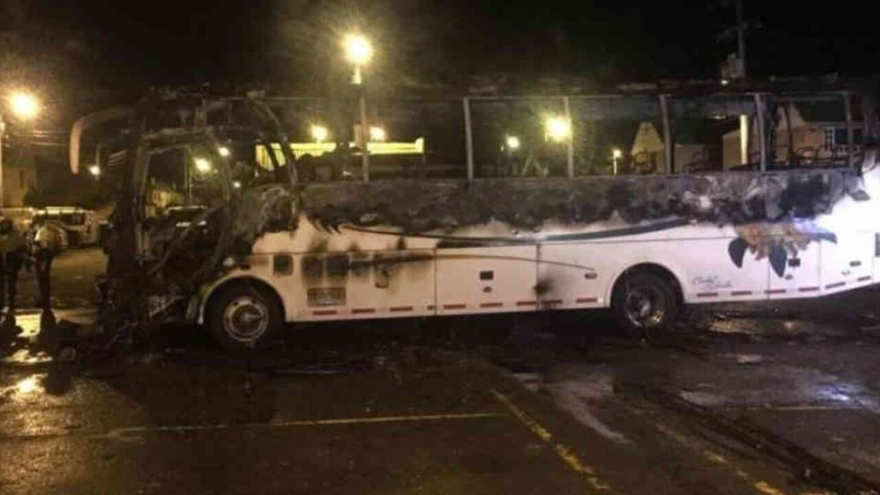 Se presume que el propietario del bus fue víctima de este hecho por no pagar una "vacuna" extorsiva.