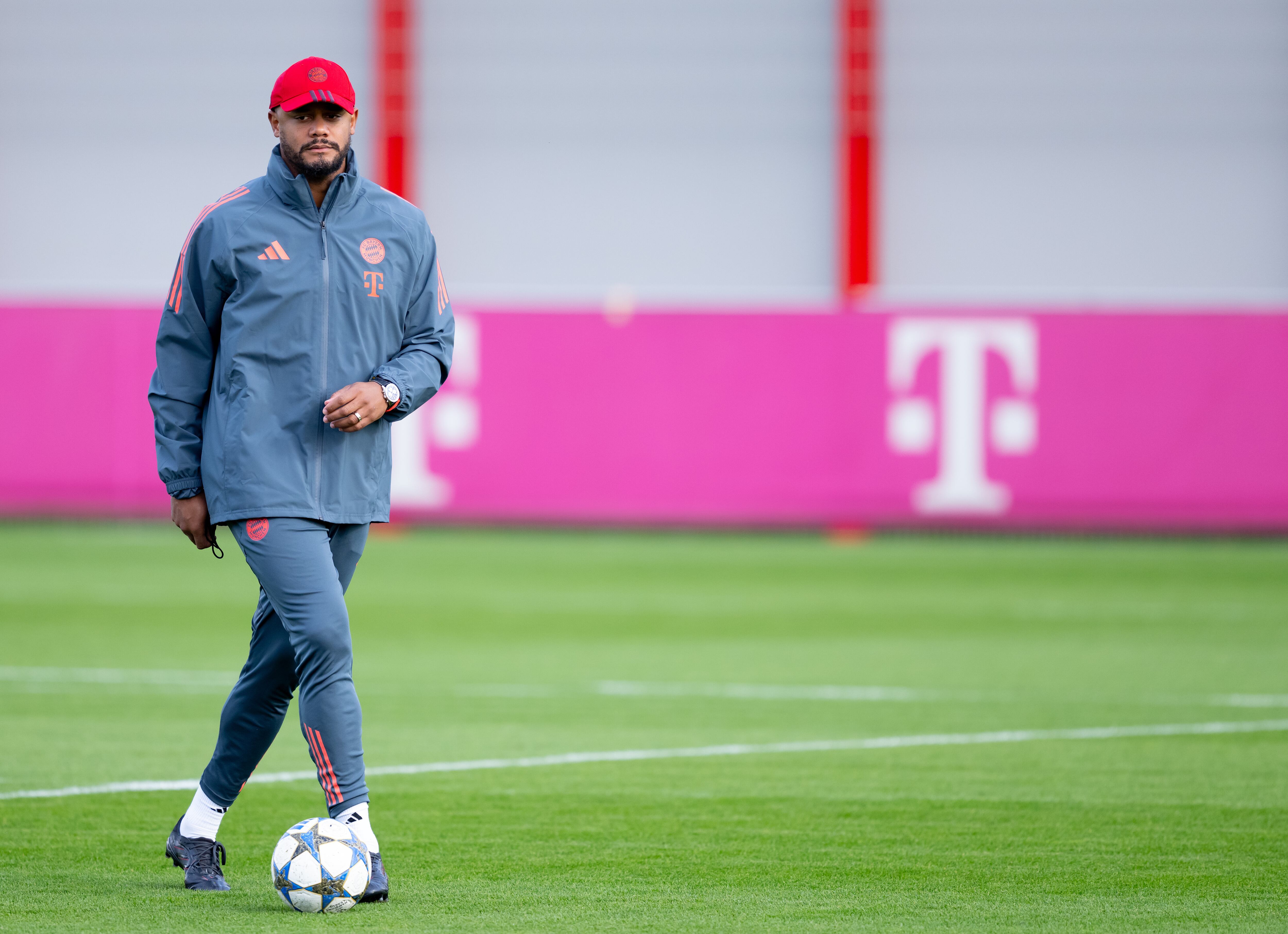 El técnico de Bayern Múnich Vincent Kompany dirige un entrenamiento previo al partido contra Club Brujas, el martes 21 de octubre de 2025, en Múnich. (Sven Hoppe/dpa vía AP)