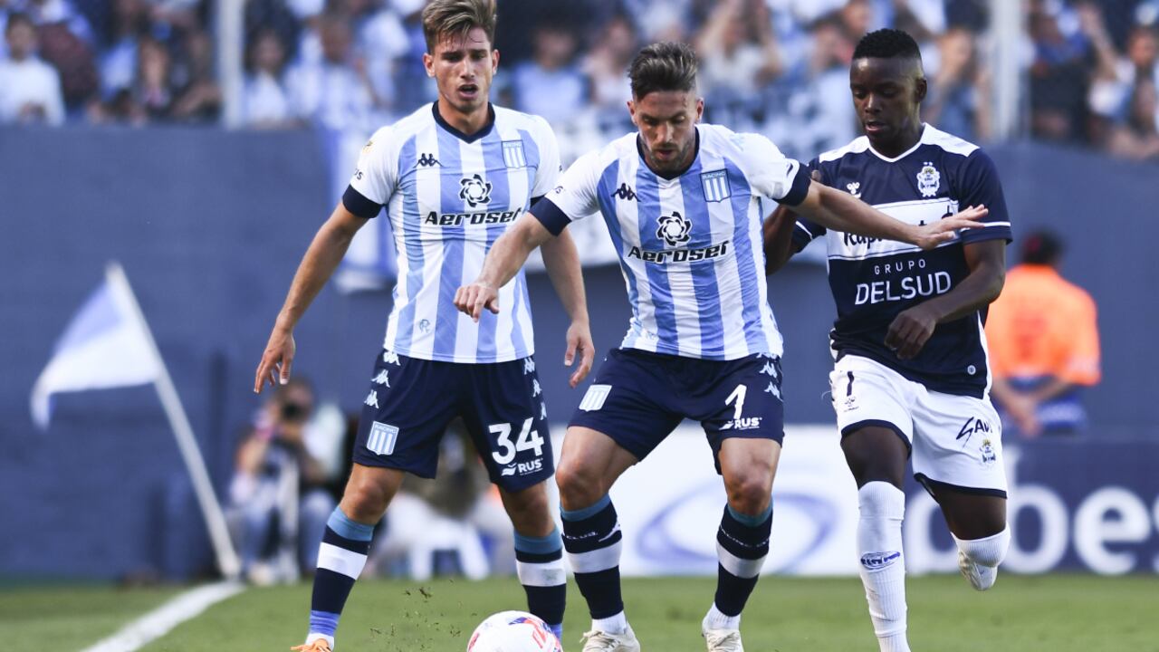 AVELLANEDA, ARGENTINA - FEBRUARY 13: Gabriel Hauche of Racing Club fights for the ball with Johan Carbonero of Gimnasia during a match between Racing Club and Gimnasia y Esgrima La Plata as part of Copa de la Liga 2022 at Presidente Peron Stadium on February 12, 2022 in Avellaneda, Argentina. (Photo by Getty Images/Rodrigo Valle)