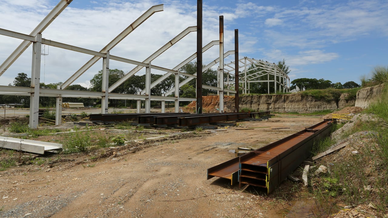 bagué Tolima. Obras inconclusas de los escenarios deportivos para los juegos nacionales programados para el 2015 y no se pudieron realizar por el incumplimiento de los constructores.