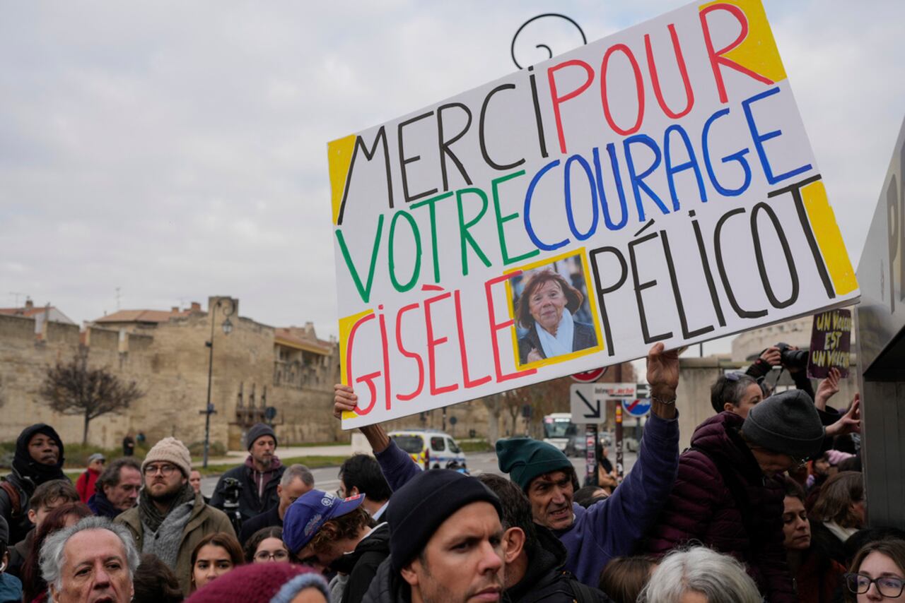 Un hombre sostiene un cartel que dice "Gracias por tu valentía, Gisele Pelicot" frente al tribunal de Aviñón, en el sur de Francia, el jueves 19 de diciembre de 2024. (Foto AP/Lewis Joly)