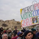 Un hombre sostiene un cartel que dice "Gracias por tu valentía, Gisele Pelicot" frente al tribunal de Aviñón, en el sur de Francia, el jueves 19 de diciembre de 2024. (Foto AP/Lewis Joly)