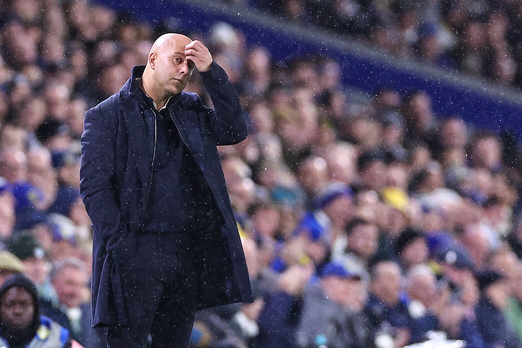 Arne Slot, preocupado, en el partido de Liverpool contra Leeds.