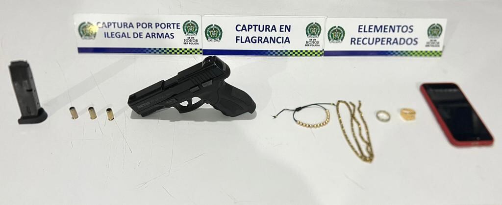 Dos hombres fueron capturados en flagrancia robando a una mujer en Cali.