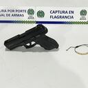A los dos presuntos ladrones les incautaron un arma traumática modificada como arma de fuego para disparar con cartuchos modificados, un celular, una cadena de oro, dos anillos y una manilla.