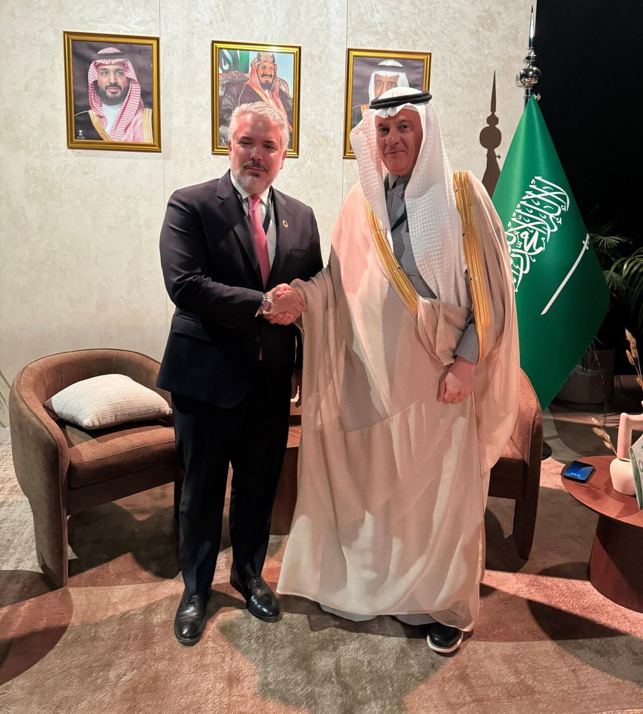 Iván Duque junto a el Ingeniero Abdulrahman Bin Abdulmohsen Al Fadley, Ministro de Medio Ambiente, Agua y Agricultura y presidente de COP16 de Riad