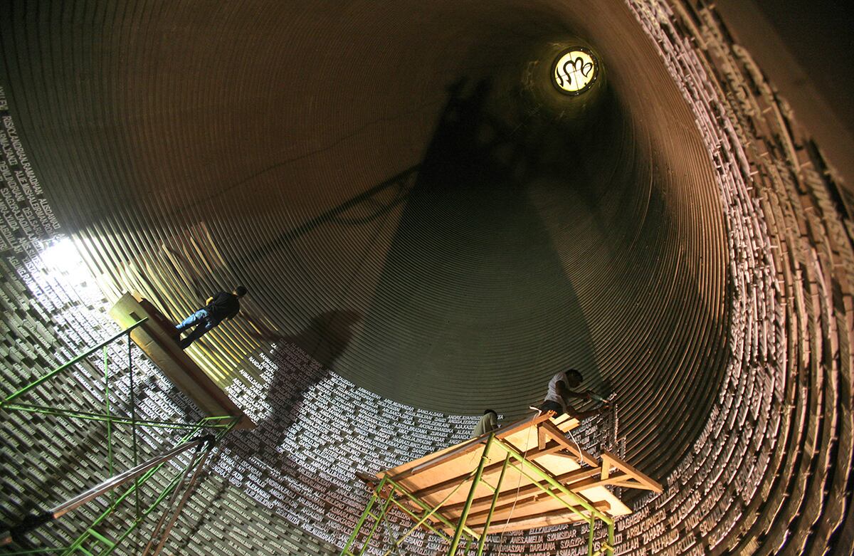 En el Museo del Tsunami, en la India, trabajadores colocan los nombres de las víctimas del tsunami de 2004 en el décimo aniversario de la catástrofe. (AP)