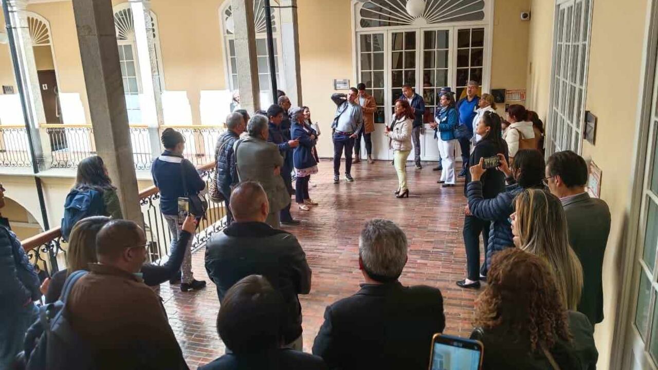 Empleados del Distrito reclaman ante el despacho de la alcaldesa Claudia López.