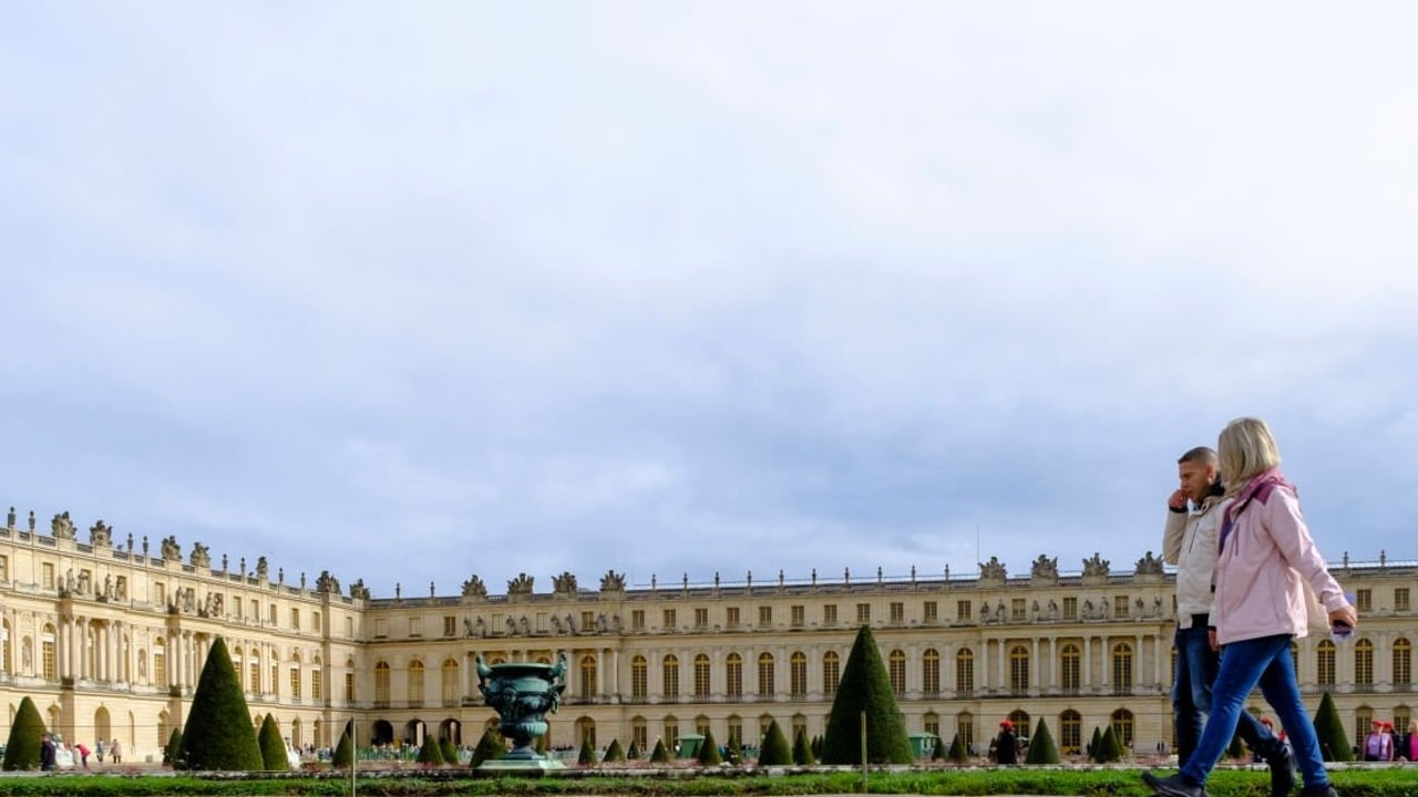 Varios turistas visitan diariamente el Palacio de Versalles