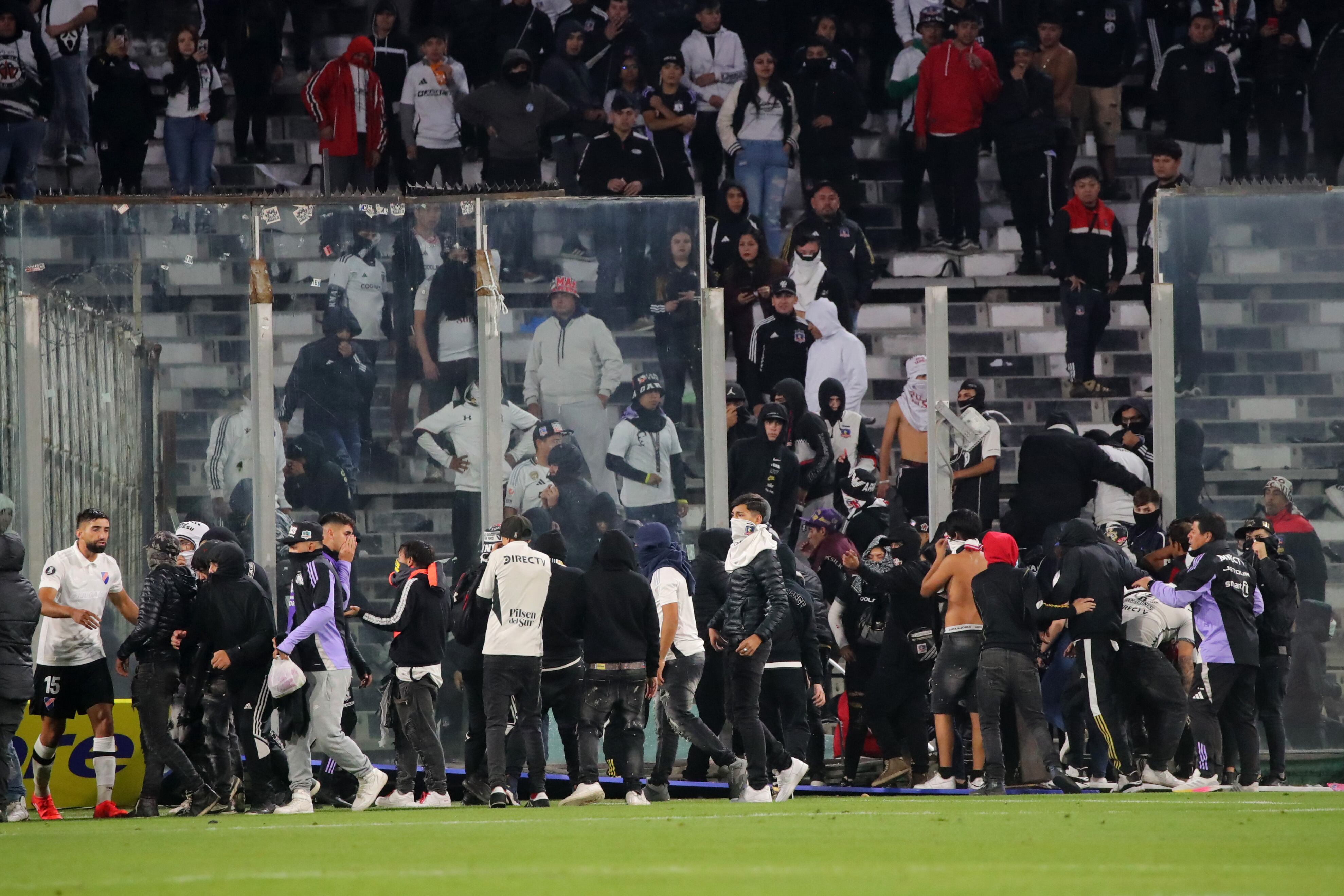 Futbol, Colo Colo vs Fortaleza.
Fase de grupos, Copa Libertadores 2025.
Hinchas de Colo Colo son fotografiados durante el partido de copa libertadores por el grupo E contra Fortaleza disputado en el estadio Monumental en Santiago, Chile.
10/04/2024
Jonnathan Oyarzun/Photosport

Football, Colo Colo vs Fortaleza.
Group stage, Copa Libertadores 2025.
Colo Colo�s fans are pictured during the copa libertadores match for group E against Fortaleza at the Monumental stadium in Santiago, Chile.
10/04/2024
Jonnathan Oyarzun/Photosport (Photo by JONNATHAN OYARZUN/PHOTOSPORT / PHOTOSPORT / Photosport via AFP)