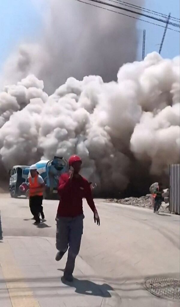 Esta captura de fotograma de un video de UGC tomado y publicado por Khon Su Cheevit Adeet Mai Suay Rok Na en Facebook el 28 de marzo de 2025 muestra a los trabajadores huyendo de un edificio mientras se derrumba en un sitio de construcción en Bangkok, luego de un terremoto. Un poderoso terremoto sacudió el centro de Myanmar el 28 de marzo, deformando carreteras en la capital Naypyidaw, dañando edificios y obligando a la gente a huir a las calles en la vecina Tailandia. (Foto de Handout / Cortesía del usuario de Facebook Khon Su Cheevit Adeet Mai Suay Rok Na / AFP)