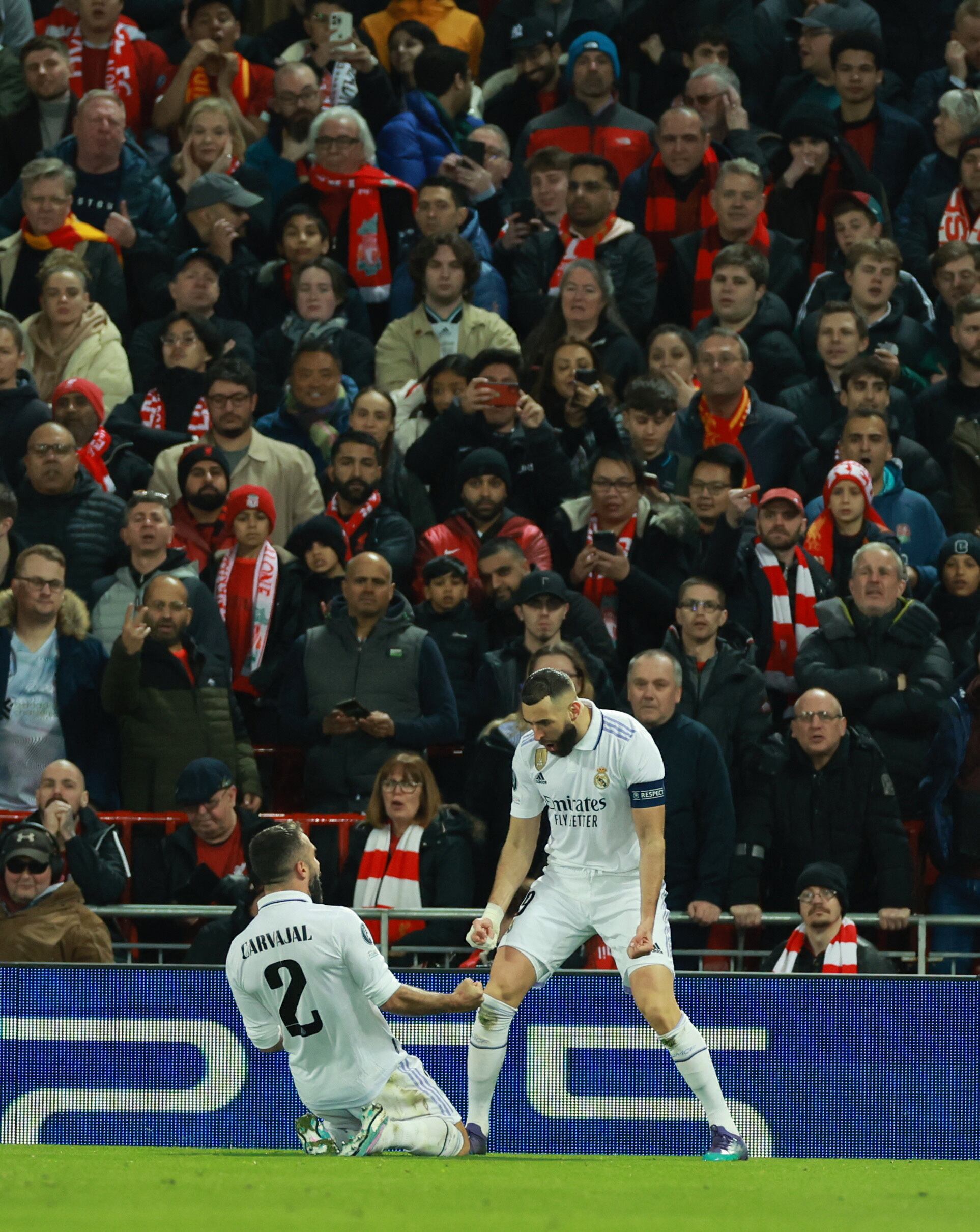 Karim Benzema y Dani Carvajal celebrando el cuarto tanto del juego.