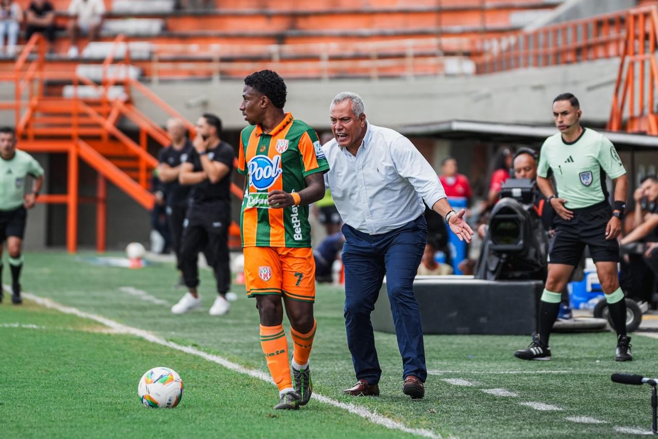 Hernán Torres dirigiendo a Millonarios en el juego ante Envigado.