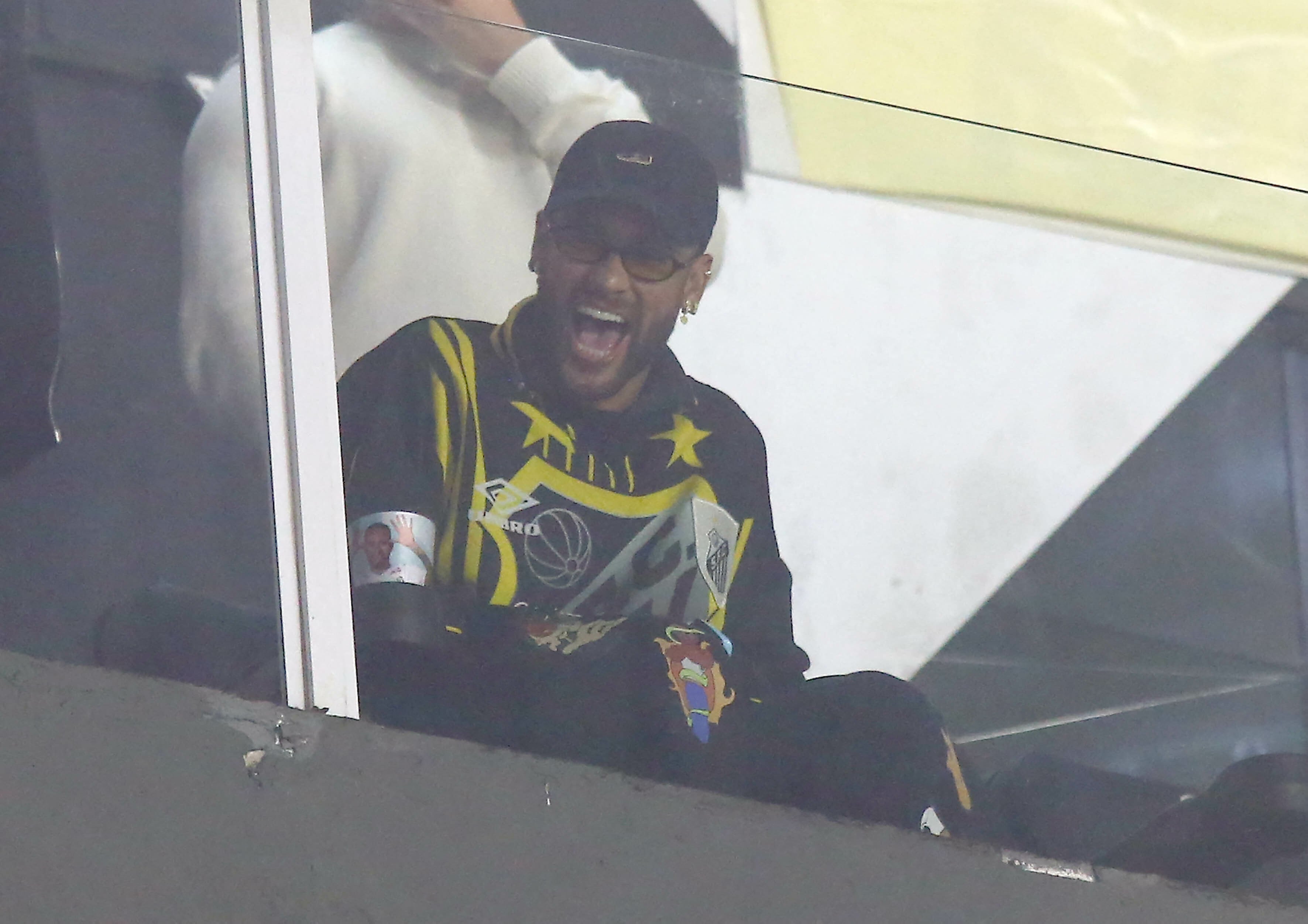 Neymar, de Santos, riéndose en plena discusión con hinchas de Mineiro
