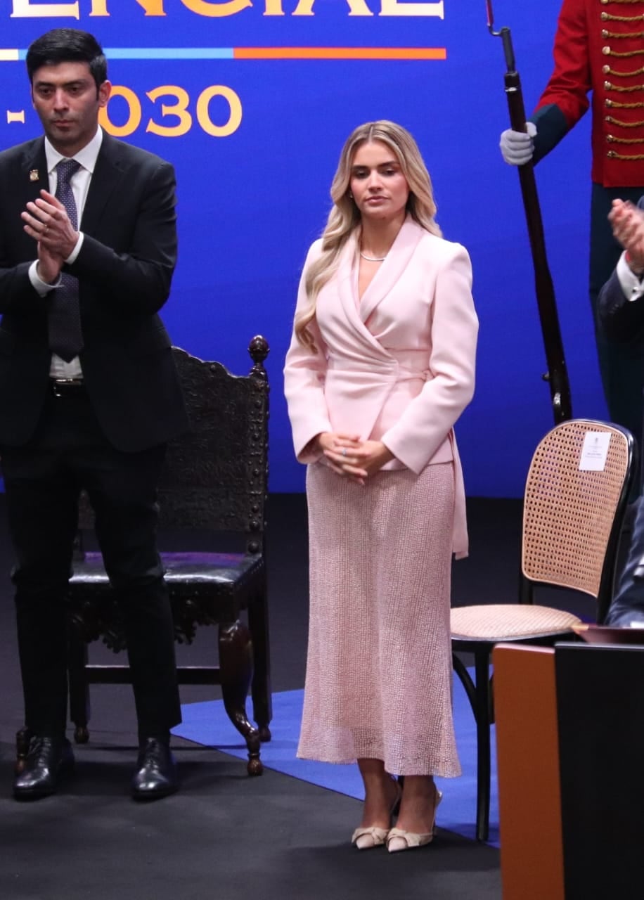 Ana Lucía Pineda llega a la posesión presidencial con diseño de Silvia Tcherassi.
