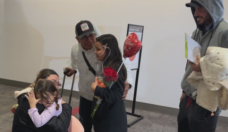Iris Camargo, la mamá de Paula Durán se encuentra con sus nietas en el aeropuerto de San Francisco