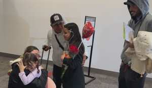 Iris Camargo, la mamá de Paula Durán se encuentra con sus nietas en el aeropuerto de San Francisco