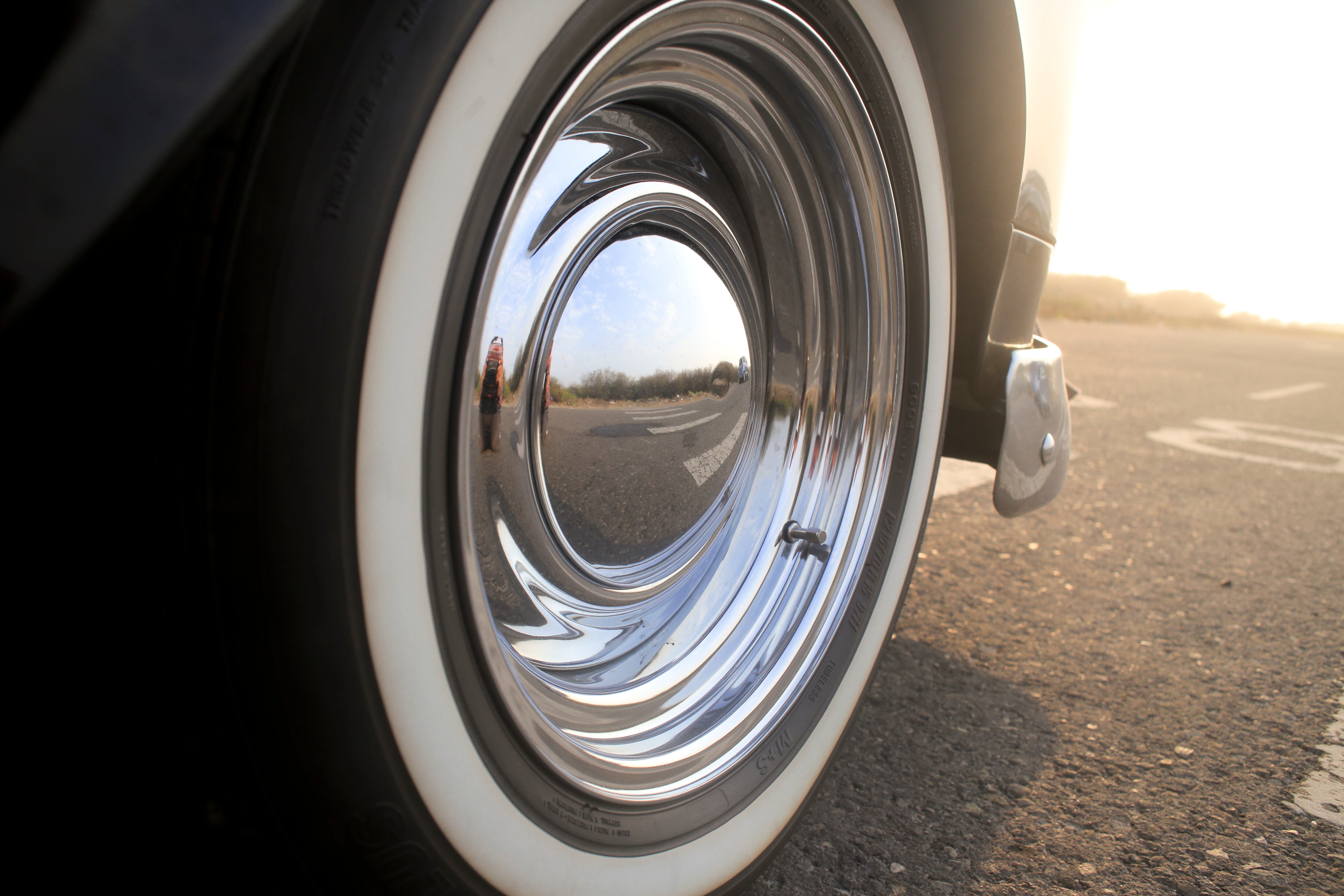 En el pasado, los neumáticos eran de color blanco, tono que daba el caucho, materia prima de estos elementos.