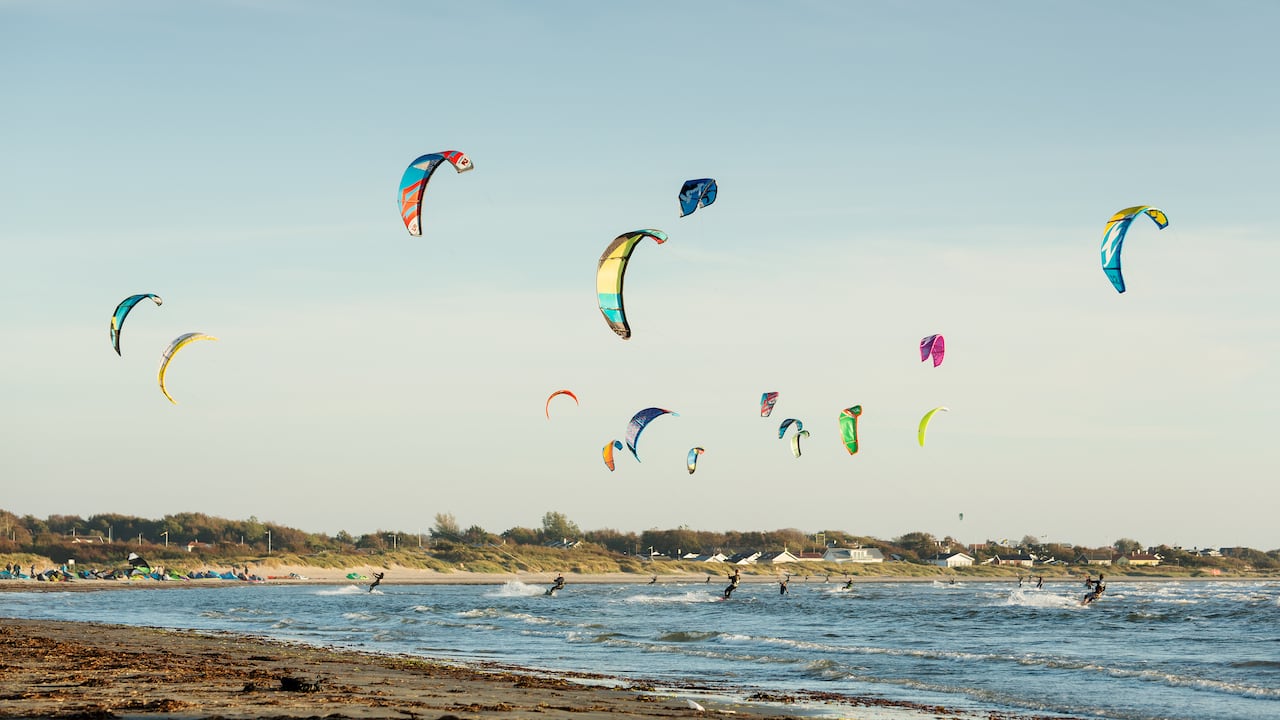 Kitesurfistas en el mar