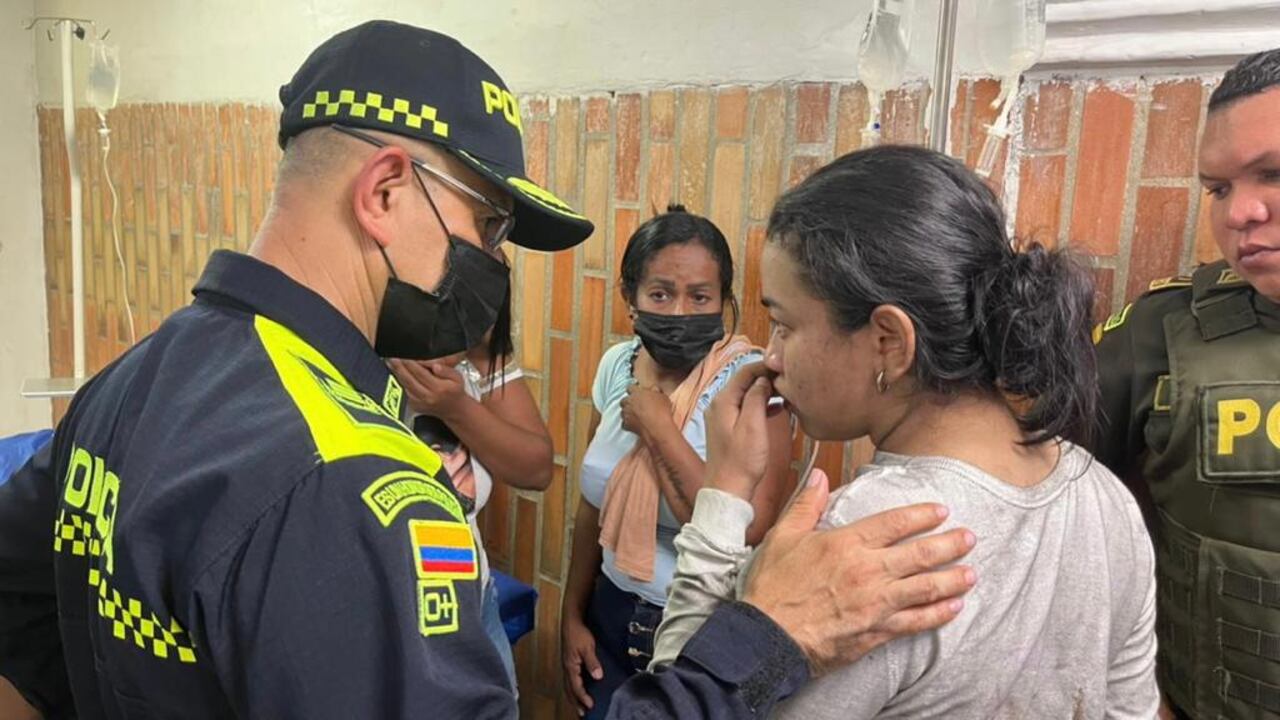 El comandante de la Policía Metropolitana de Barranquilla llegó hasta el centro asistencial a verificar el estado de salud de los uniformados.