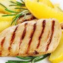 Pollo: Las proteínas son otra de las fuentes necesarias para mantener una buena concentración. Cuando la proteína es consumida, se libera otro aminoácido: la L-tirosina, que se ocupa de sintetizar la noradrenalina y la dopamina. Ambas son fundamentales para pensar clara y rápidamente.