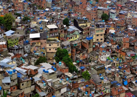 Los niños en las favelas son los más vulnerables. 