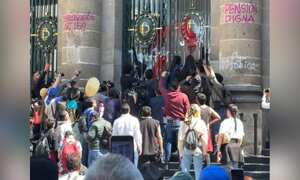 Colectivos LGTBI protestan en Ciudad de México e intentan tomarse sede del poder legislativo.