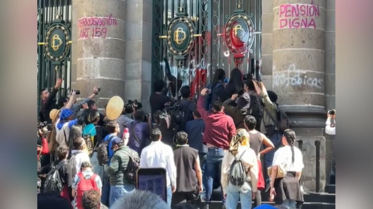 Colectivos LGTBI protestan en Ciudad de México e intentan tomarse sede del poder legislativo.