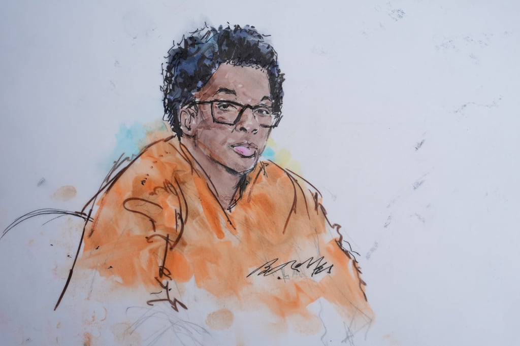 En este boceto de la sala del tribunal, se ve a David Anthony Burke, conocido como D4vd, en la corte el martes 21 de julio de 2026 en Los Ángeles. (Bill Robles vía AP)